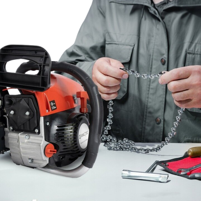 Цепная бензопила Maltec пила с 2-тактным двигателем для обрезки деревьев и веток (1 цепь и 1 шина 40 см)